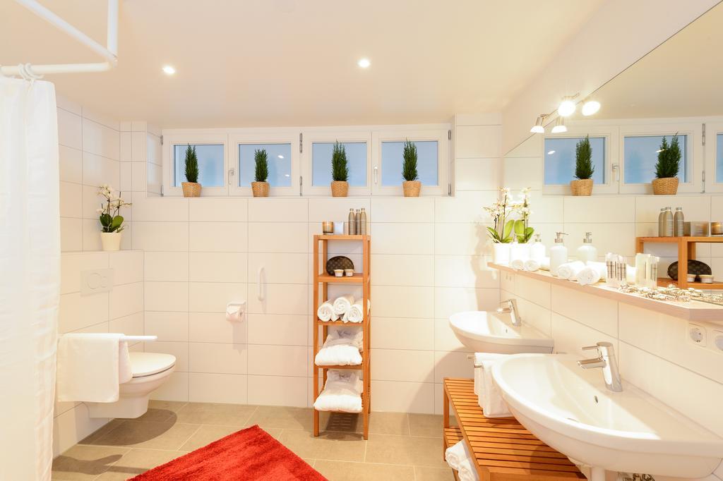 Viktoria Apartments: Family-Friendly with 4-Star Hotel Access Oberstdorf Room photo